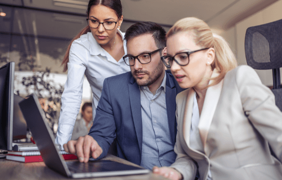 Ludzie przed laptopem